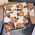 Bufanda con estampado de girasol beige y azul marino con borlas y textura jacquard - Amarillo