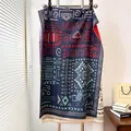 Detailaufnahme des tiefblauen Schals mit bunten geometrischen Mustern und kurzen Fransen - Blau