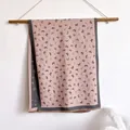 Detalle del pañuelo reversible tacto cachemir con estampado de mariposas y bordes de flecos - Rosa