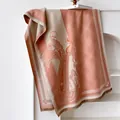 Kaschmir-ähnlicher Schal in Koralle und Beige mit Paisle Paisleymuster und Fransenrand - 185cm / Koralle