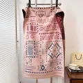 Rosafarbener Winterschal im Kaschmir-Stil mit Ethno-Mustern und Fransenbesatz - Rosa