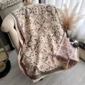 Dettaglio della sciarpa effetto cashmere con motivi etnici e bordi con frange - 185cm / Rosa Loto
