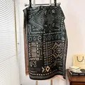 Ethno-Schal in Schwarz und Grün mit geometrischem Muster und weichen Fransen für Winter - Schwarz