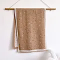 Elegante bufanda camel con estampado de mariposas y detalles de flecos suaves - Caqui