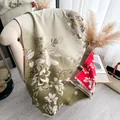 Elegante bufanda de flores de magnolia de doble cara en verde y rojo con flecos - 180x65cm / Rojo y Verde