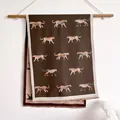 Sciarpa marrone scuro con stampa leopardata, bordi beige a contrasto e frange - caffè