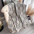Bufanda elegante de cachemira beige y gris oscuro con patrón geométrico y bordes de flecos - Gris