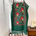 Détail de la broderie grenade rouge et vigne sur une écharpe vert foncé aspect cachemire - Vert