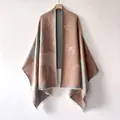 Détail d'un châle doux en imitation cachemire avec motifs de chevaux et à franges - 180cm / Cheval Khaki