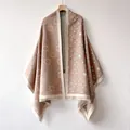 Détail d'un châle premium effet cachemire avec motifs roses et gris et finitions franges - 180cm / Géométrique Khaki