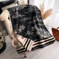 Klassischer schwarz-beiger Toile-de-Jouy Schal mit Fransen hängend an einem Sessel - Schwarz / 180cm