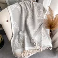 Detalle del patrón floral jacquard y flecos en blanco roto de un chal de cachemira gris - 180cm / Gris