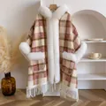 Dettaglio del poncho a quadri con bordo in ecopelliccia bianca e nappe lunghe - Top / rosa ciliegia