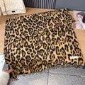Eleganter Pashmina-Schal mit Leopardenmuster und Fransen auf einer Holzoberfläche - 200 / Gelb
