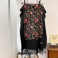 Sciarpa nera effetto cashmere con ricamo paisley vintage e finiture con frange - 185x65cm / Nero