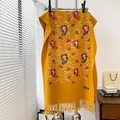 Scialle pashmina giallo zenzero con ricamo paisley e frange per l'inverno - 185x65cm / Giallo