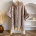 Damen Winter Karo-Poncho Mantel mit weichem Kunstpelzkragen und Quastensaum Details - Camel