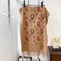 Scialle in cashmere beige con ricamo paisley etnico ed eleganti nappine sul bordo - 185x65cm / Kaki