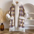 Mantella con cappuccio a quadri con bordo in ecopelliccia e orlo con nappe - Top / viola taro