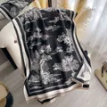 Winterschal mit schwarz-weißem Berglandschaftsmuster und eleganten Fransen - Schwarz