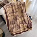 Écharpe Toile de Jouy camel avec imprimé paysage, bordures sombres et détails de franges - Brun Foncé