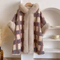 Detailansicht des Winter-Kapuzenponchos mit klassischem Karomuster und Kunstpelzbesatz - Oberteile / Camel