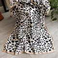 Elegante sjaal van imitatiezijde met luipaardprint en goudkleurige satijnen randafwerking - Khaki
