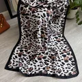 Elegante zijden sjaal met luipaardprint in klassiek bruin en zwart met een zwarte randafwerking - Zwart Wit