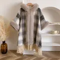 Nahaufnahme des Winter-Karo-Capes mit Plüsch-Kunstpelzbesatz und eleganten Fransen-Details - Oberteile / Schwarz Kamel