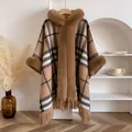 Detailansicht des Winter-Ponchos mit klassischem Karomuster und Kunstpelzbesatz - Oberteile / Schokoladenbraun