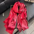 Eleganter roter Schal in Seidenoptik mit goldenen Glitzerpunkten und feinen Fransen - Rot
