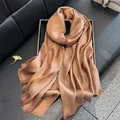 Eleganter langer Bronzeschal mit schimmernder Seidenoptik und feinen Fransen - Kaffeebraun