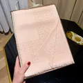 Lichtroze zijden sjaal met geometrisch 4G-logopatroon en franjes in geschenkdoos - Tsm-176 Roze