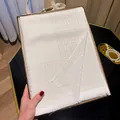 Elegante witte zijden sjaal met geometrische textuur en fijne franjes aan de randen - Tsm-177 Wit