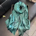 Eleganter pfauenbrüner Seidenschal mit metallischen Goldfäden und Fransen-Details - Grün