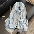 Eleganter hellblauer Seidenschal mit dezentem Schimmer-Effekt und dekorativen Fransen - Blau
