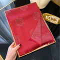 Écharpe rouge élégante avec motifs floraux argentés et détails de franges pour femme - Tsm-441 Rouge