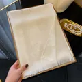 Écharpe élégante en soie crème avec jacquard camélia et franges pailletées - Tsm-442 Blanc