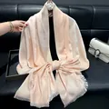 Champagnerrosa Seidenschal mit Herz- und Pfotenmuster und eleganten Fransenrändern - Tsm-156 Pink