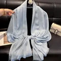 Hellblauer Seidenschal mit Herz-Jacquard-Muster und einer weißen Kamelienbrosche - Tsm-159 Blau