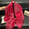 Dunkelroter seidiger Schal mit silbernem Glitzerherzmuster und Fransenrand - Tsm-161 Rot