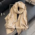 Pañuelo de seda oro champán con textura jacquard y flecos en bandeja de exhibición - Champaña Claro