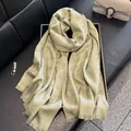 Bufanda larga de seda sintética verde guisante con jacquard de leopardo y flecos - Verde Matcha