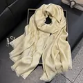 Bufanda larga de seda champán con estampado de leopardo y elegantes bordes de flecos - Beige