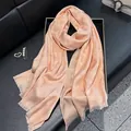 Elegante bufanda rosa melocotón con estampado de leopardo, purpurina y flecos - Rosa
