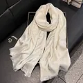 Elegante bufanda de seda blanco crema con sutil diseño de jacquard y flecos finos - Blanco