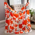 Detail eines seidigen quadratischen Schals mit orangefarbenem Blumendruck und blauem Band - 90sj-021 Rot / 90*90cm