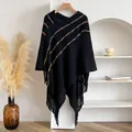 Poncho en tricot noir bohème avec rayures colorées et longues franges au drapé élégant - 80*97cm / Noir
