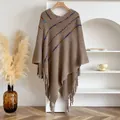 Poncho en maille bohème marron à rayures colorées et détails de franges élégants - 80*97cm / Marron