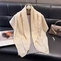 Elegante scialle jacquard in cotone e lino beige con trama sottile e finitura lucida seta - Albicocca